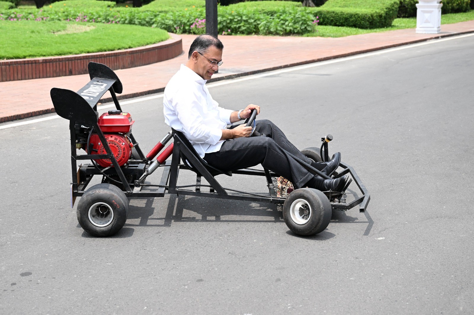কলেজছাত্রের তৈরি করা রেসিংকার চালালেন প্রধানমন্ত্রী